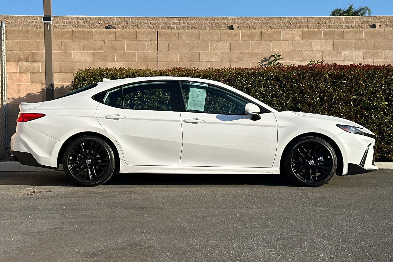 Used 2025 Toyota Camry SE image 3
