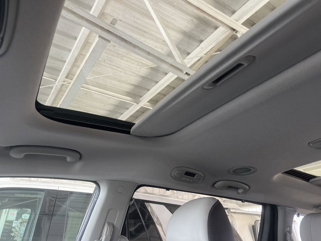 Used 2016 Kia Sedona SX Limited image 32