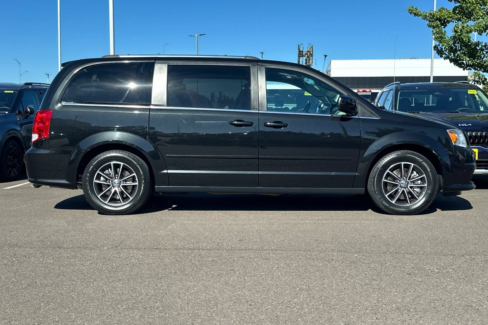 Used 2017 Dodge Grand Caravan SXT FWD image 3