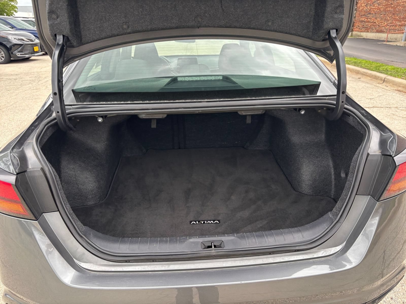 Used 2025 Nissan Altima 2.5 SV FWD image 26