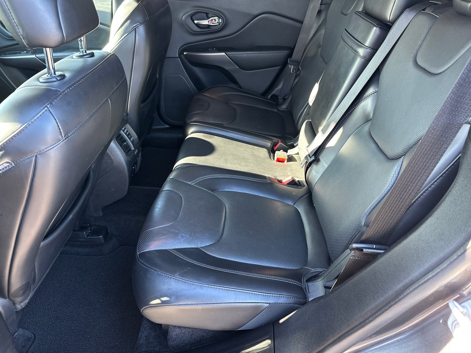 Used 2019 Jeep Cherokee Overland w/ Technology Group image 21