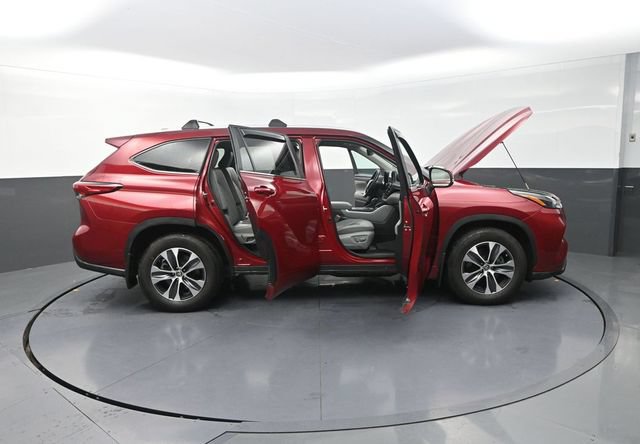 Used 2023 Toyota Highlander XLE AWD/4WD image 46