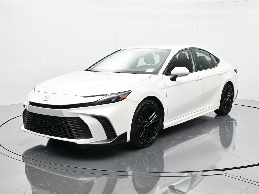 Used 2025 Toyota Camry SE image 1