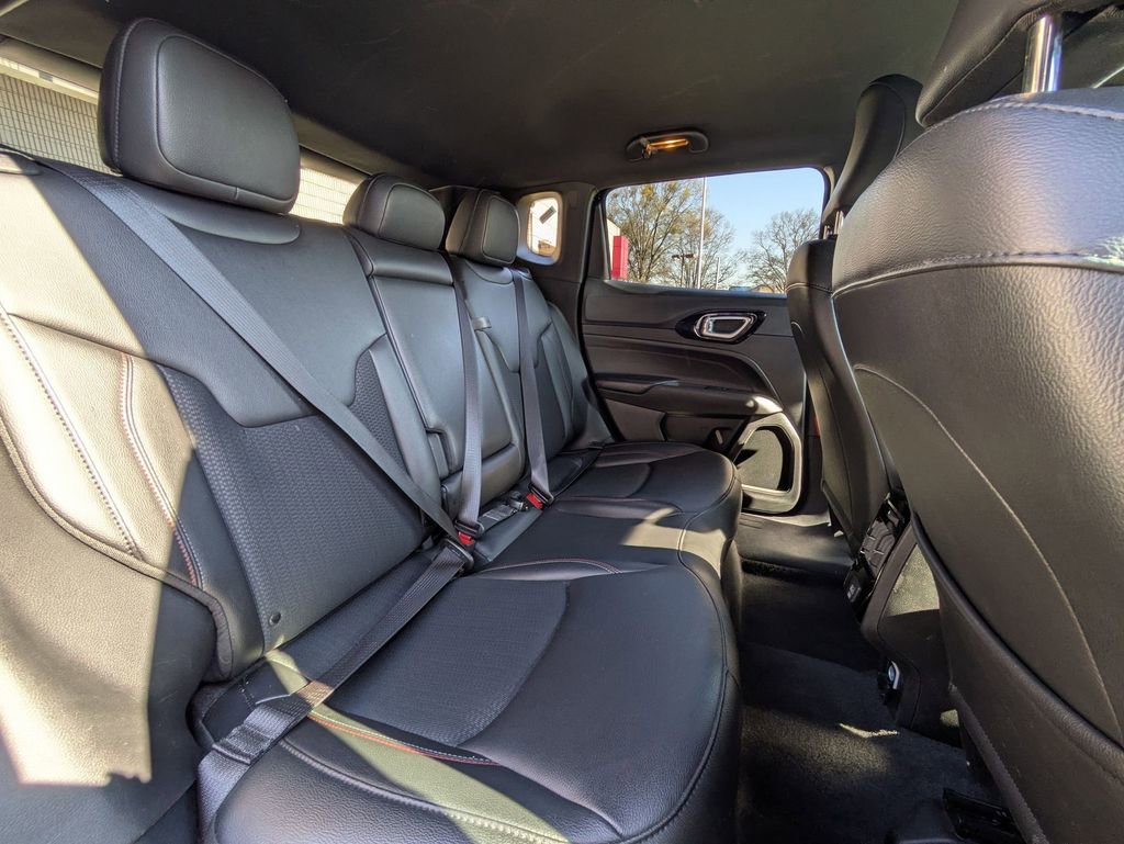 Used 2025 Jeep Compass Trailhawk image 27