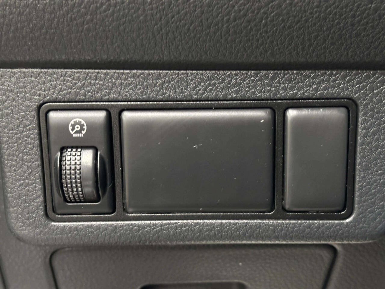 Used 2010 Nissan Versa Sedan FWD image 27