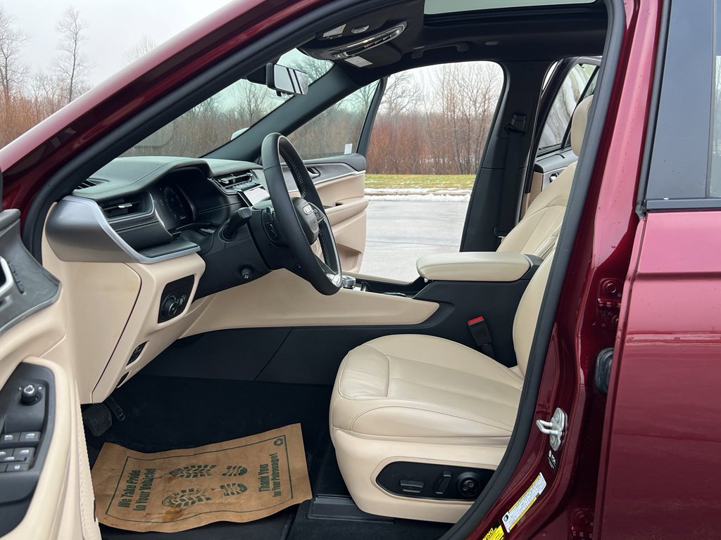 Used 2024 Jeep Grand Cherokee Limited w/ Luxury Tech Group II image 14