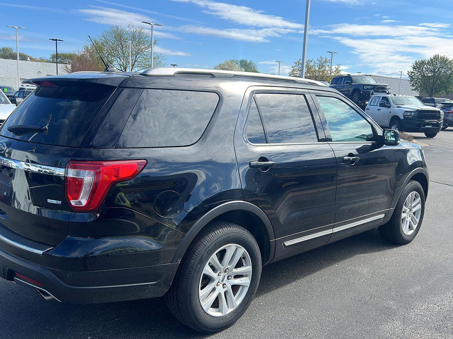 Used 2018 Ford Explorer XLT w/ Equipment Group 202A AWD/4WD image 5