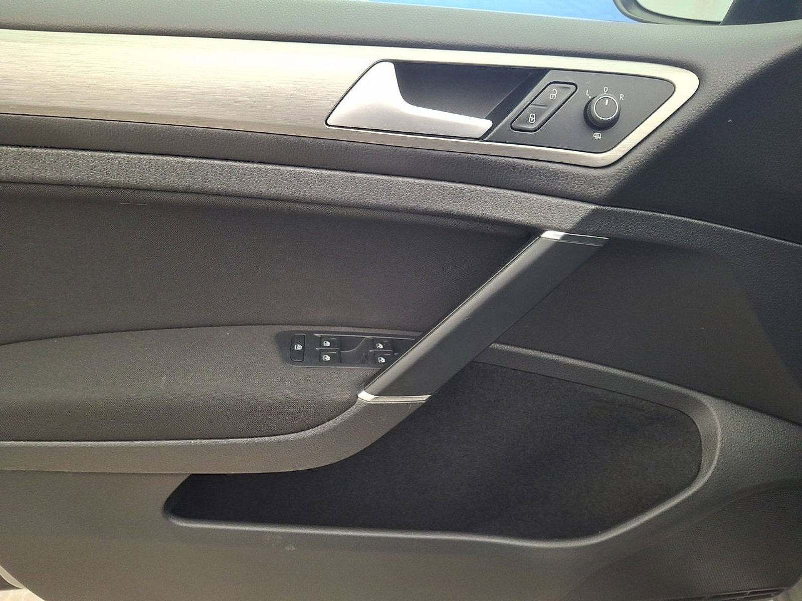 Used 2016 Volkswagen Golf S image 10