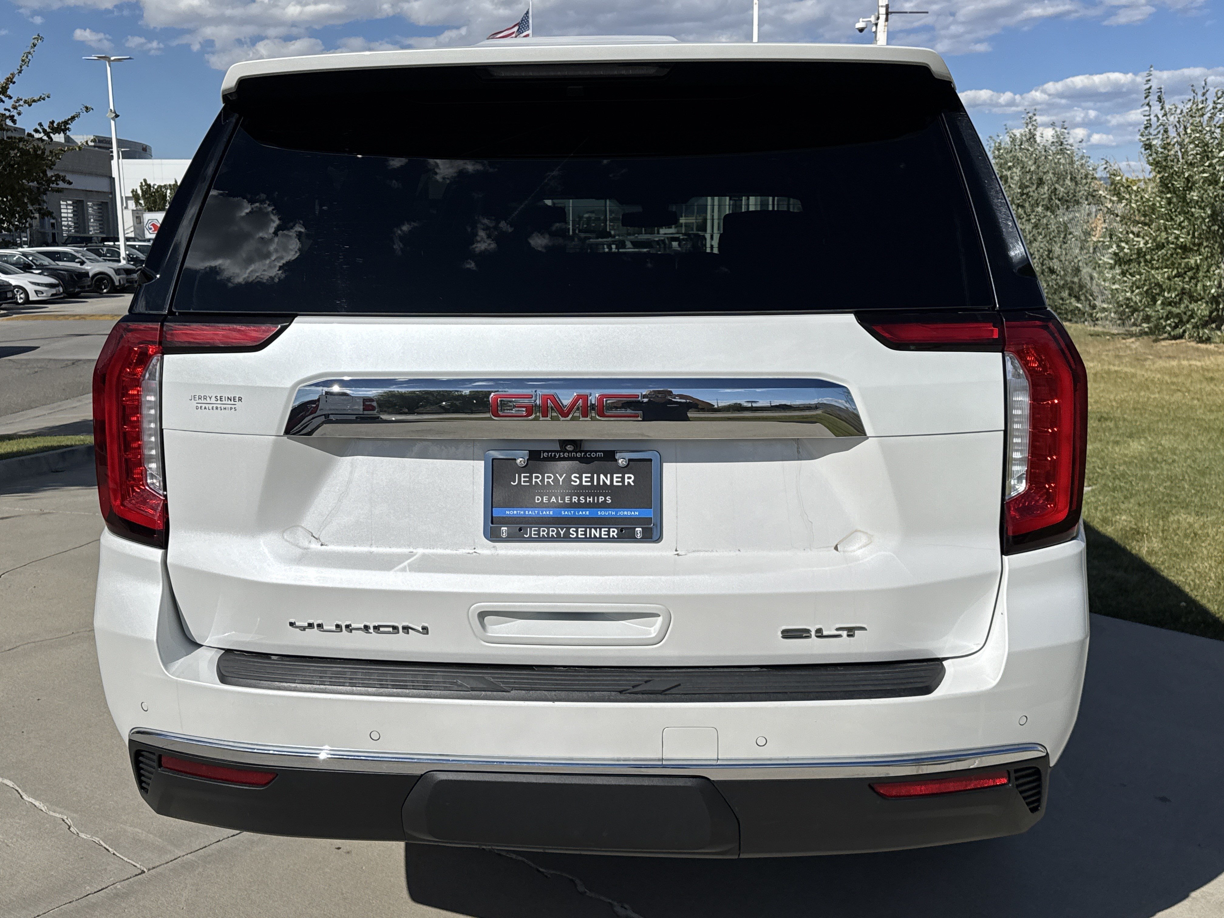 Used 2021 GMC Yukon XL SLT w/ SLT Luxury Plus Package AWD/4WD image 4
