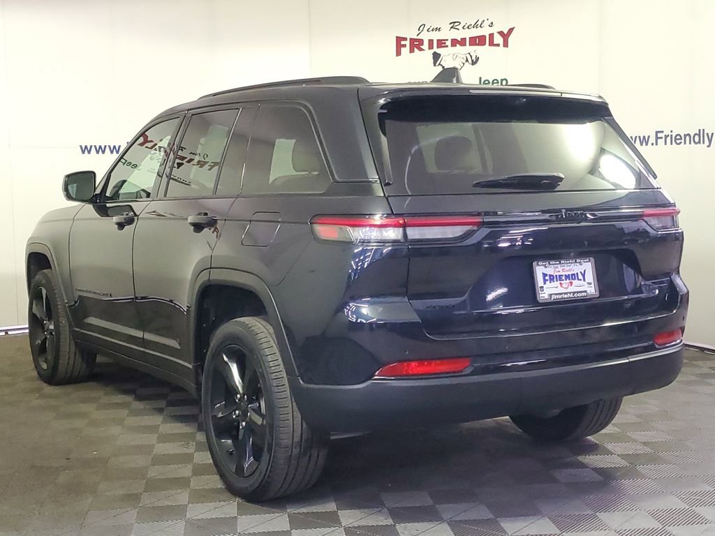 Used 2024 Jeep Grand Cherokee Limited w/ Luxury Tech Group II image 4