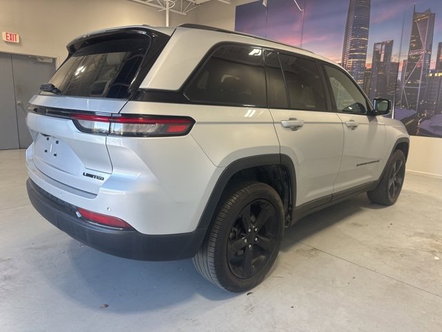 Used 2024 Jeep Grand Cherokee Limited w/ Black Appearance Package image 5