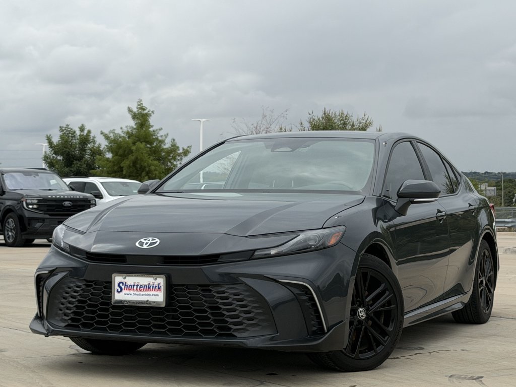 Used 2025 Toyota Camry SE FWD image 2