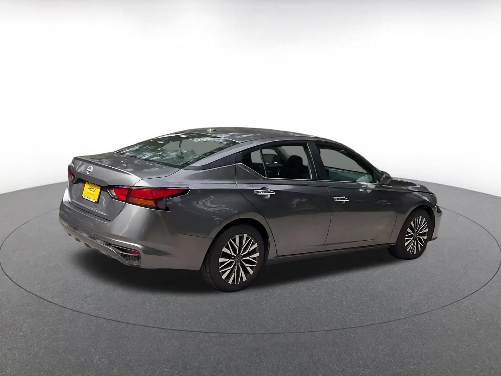 Used 2025 Nissan Altima 2.5 SV FWD image 11