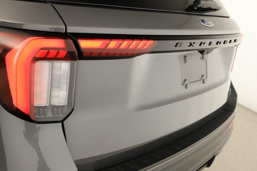 Used 2025 Ford Explorer ST AWD/4WD image 32