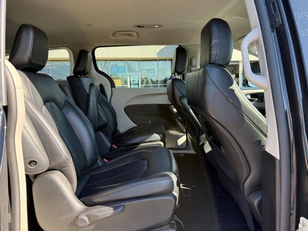 Certified 2024 Chrysler Pacifica Limited FWD image 12