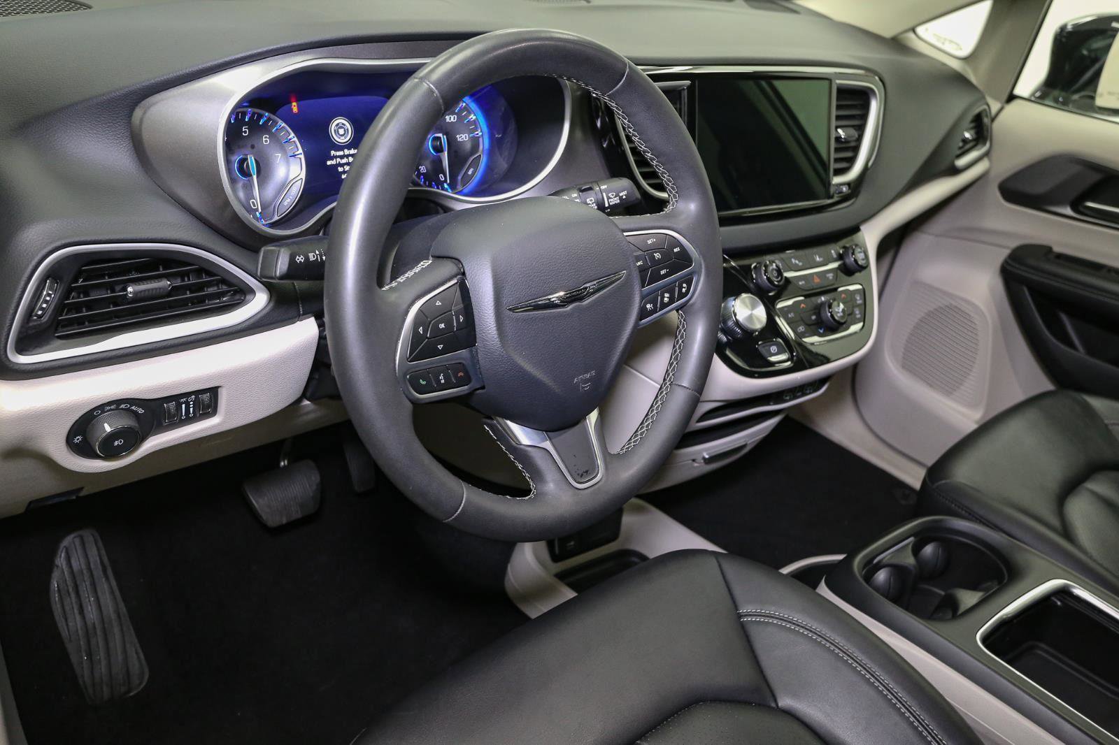 Used 2024 Chrysler Pacifica Touring-L image 42