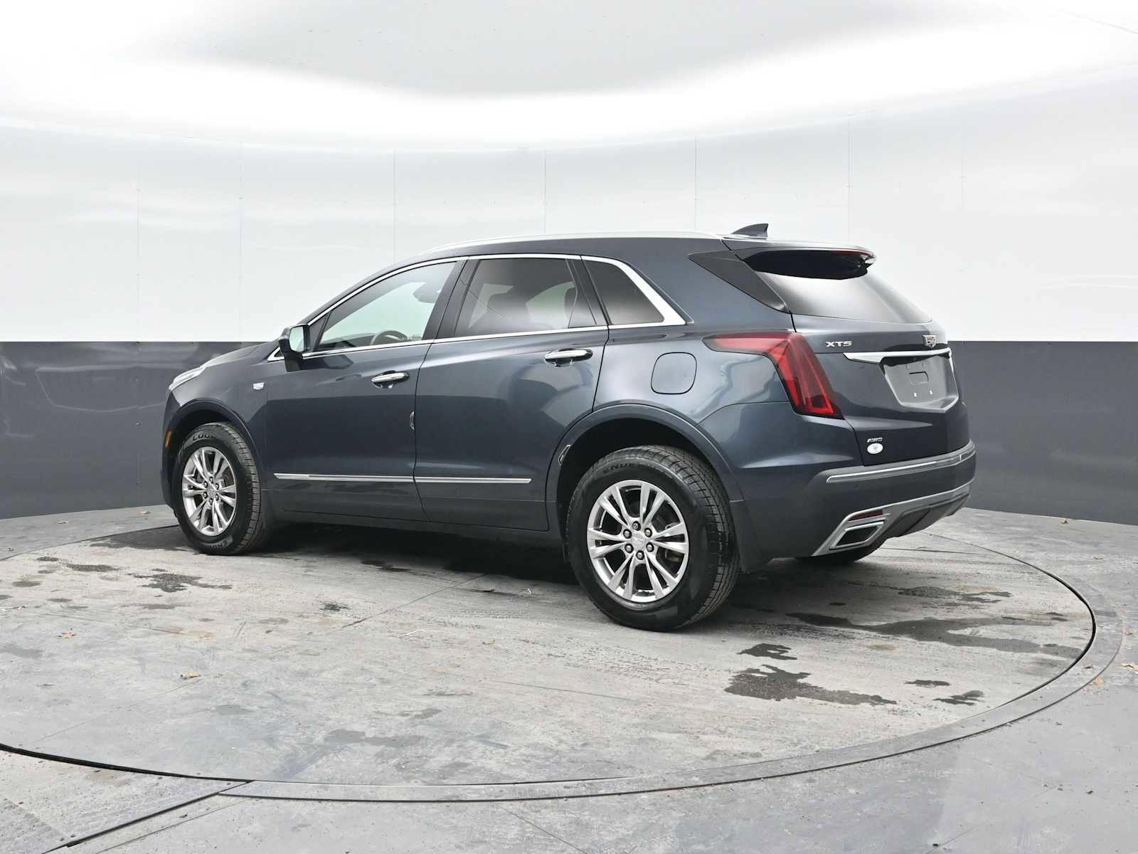 Used 2020 Cadillac XT5 Premium Luxury AWD/4WD image 2