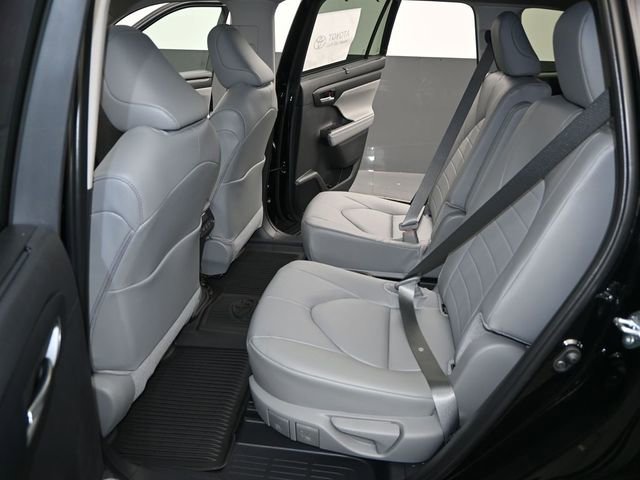 Used 2026 Toyota Highlander XLE image 13