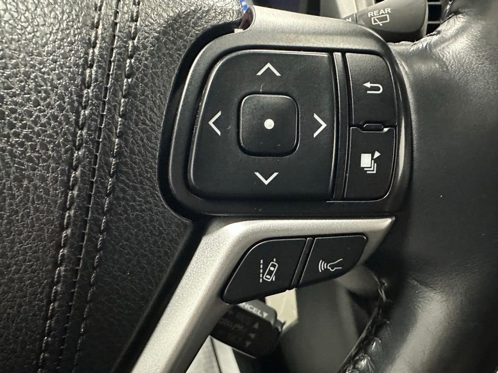 Used 2018 Toyota Highlander Plus w/ Carpet Mat Package (TMS) AWD/4WD image 18