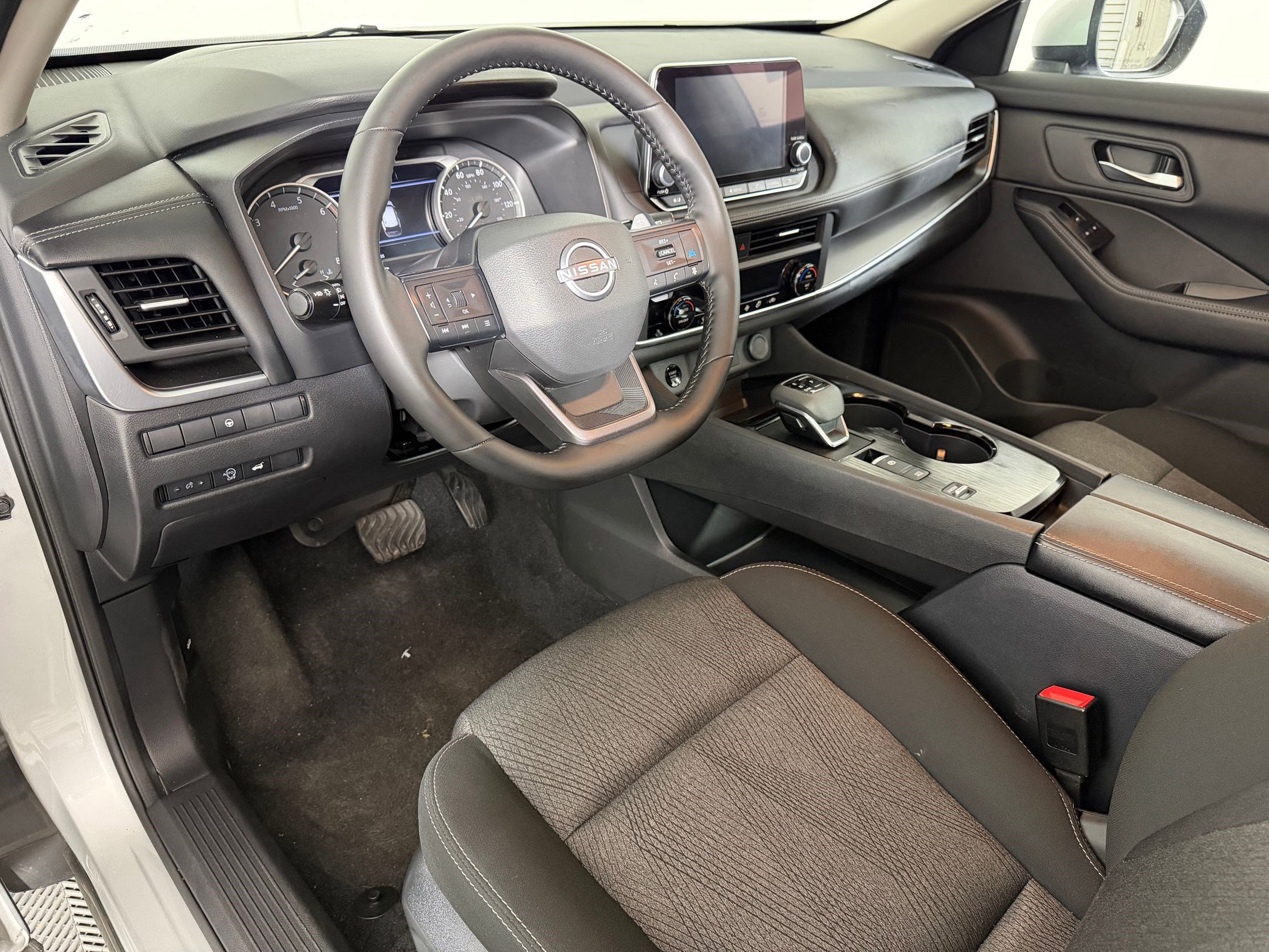 Used 2025 Nissan Rogue SV image 3