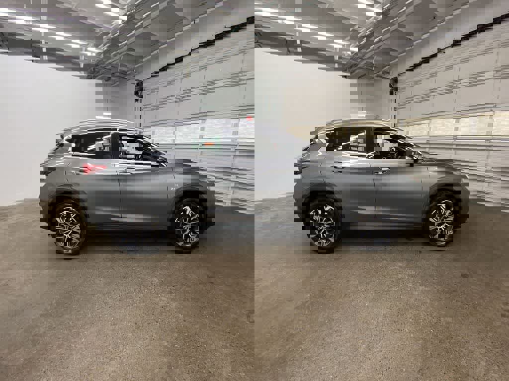 Used 2017 INFINITI QX30 Premium w/ Navigation Package image 7