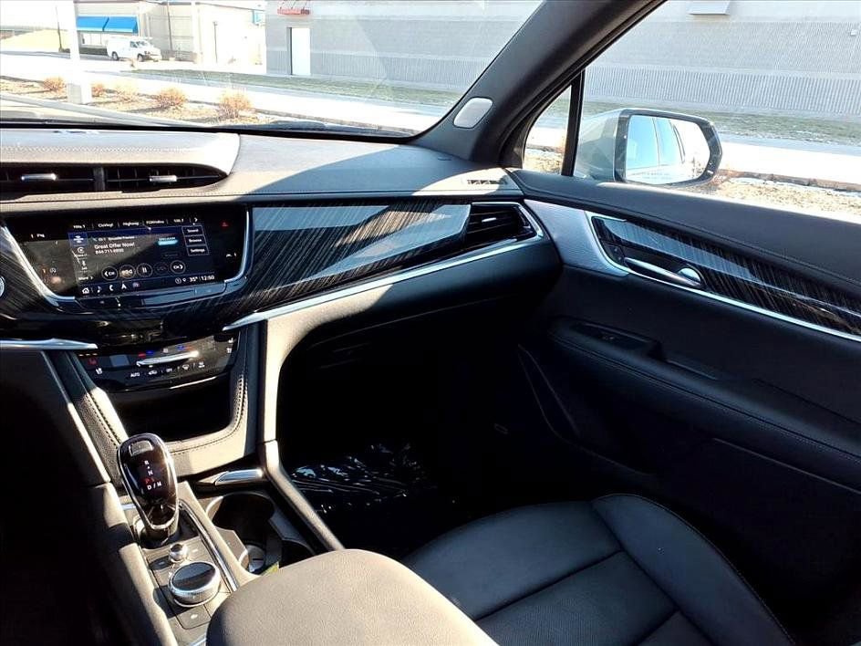 Used 2025 Cadillac XT6 Premium Luxury image 25