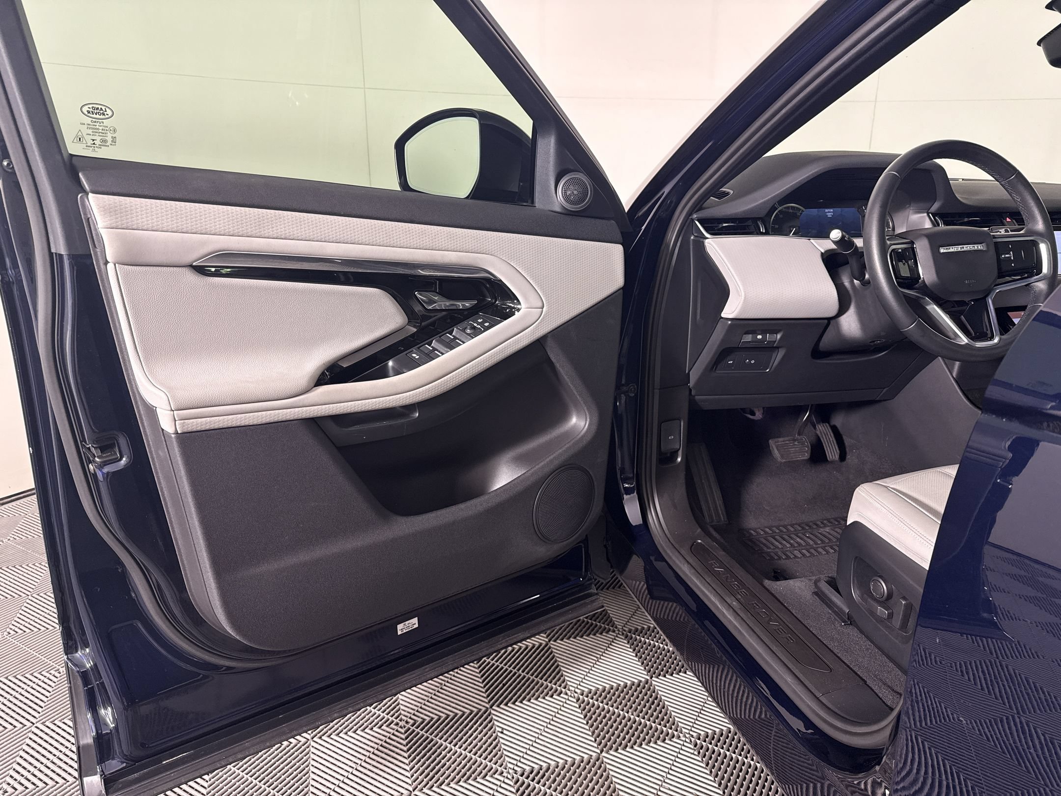 Used 2023 Land Rover Range Rover Evoque S AWD/4WD image 5