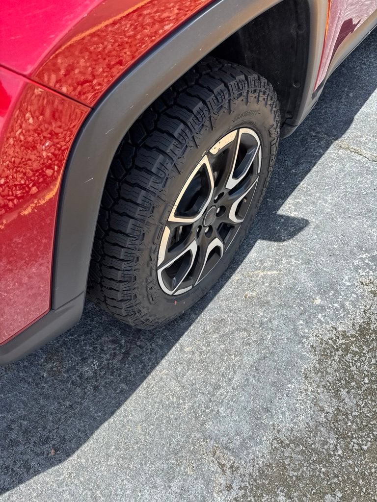 Used 2025 Jeep Compass Trailhawk AWD/4WD image 2