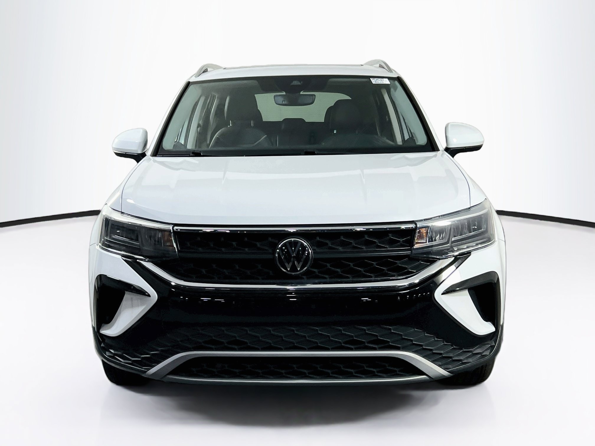 Used 2023 Volkswagen Taos SE FWD image 2