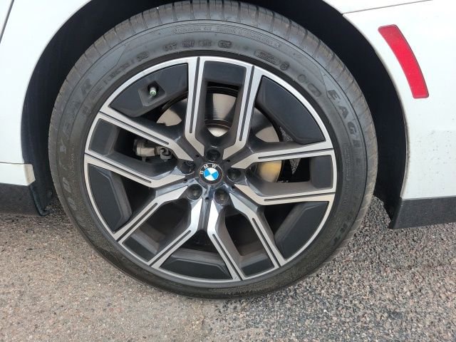 Used 2023 BMW 740i w/ Parking Assistance Package image 8