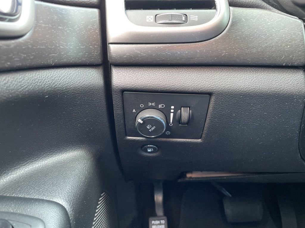 Used 2018 Jeep Grand Cherokee Laredo AWD/4WD image 24