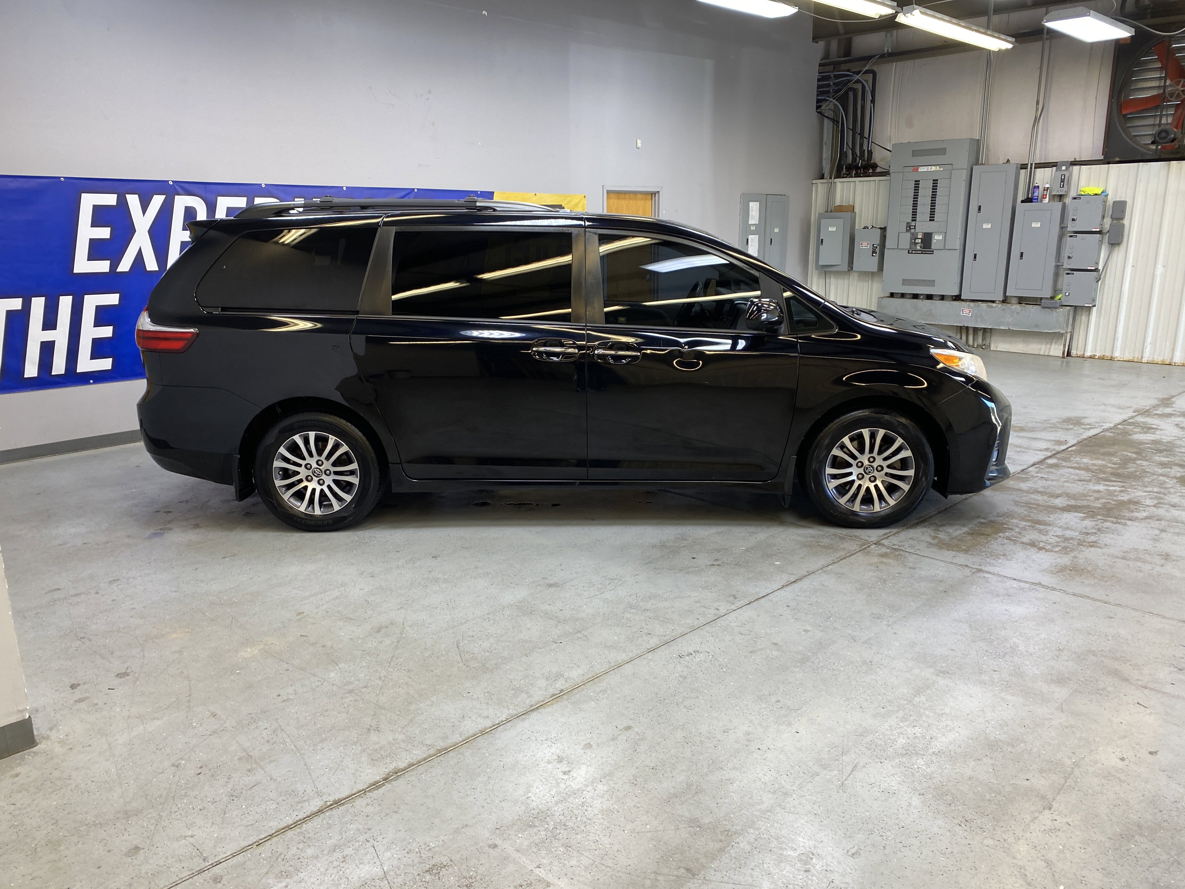 Used 2020 Toyota Sienna XLE w/ XLE Navigation Package image 8