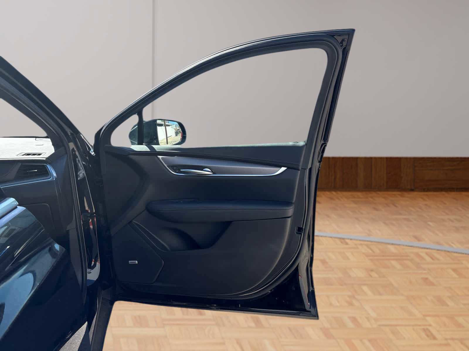 Used 2025 Cadillac XT5 Luxury w/ LPO, Premium Carpet Package image 15