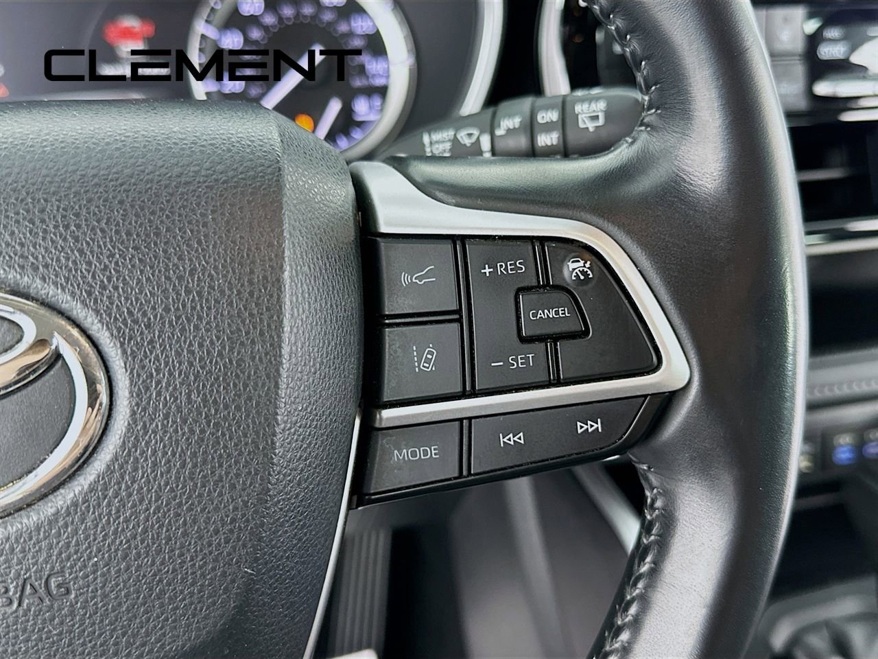 Used 2022 Toyota Highlander XLE AWD/4WD image 17