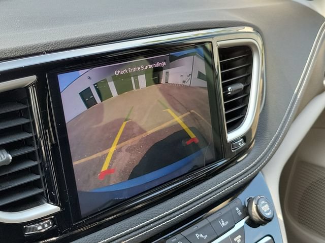 Used 2023 Chrysler Pacifica Touring-L AWD/4WD image 21