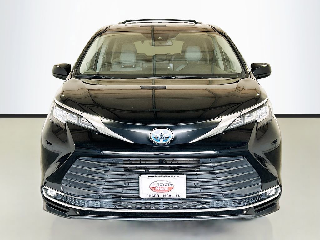 Used 2023 Toyota Sienna XLE w/ XLE Plus Package FWD image 2