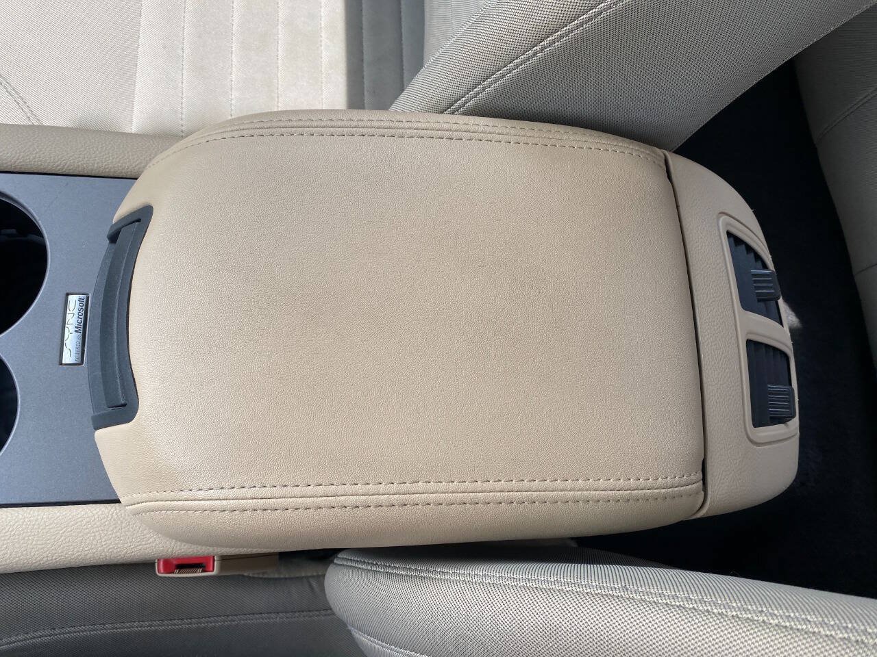 Used 2015 Ford Taurus SE FWD image 18