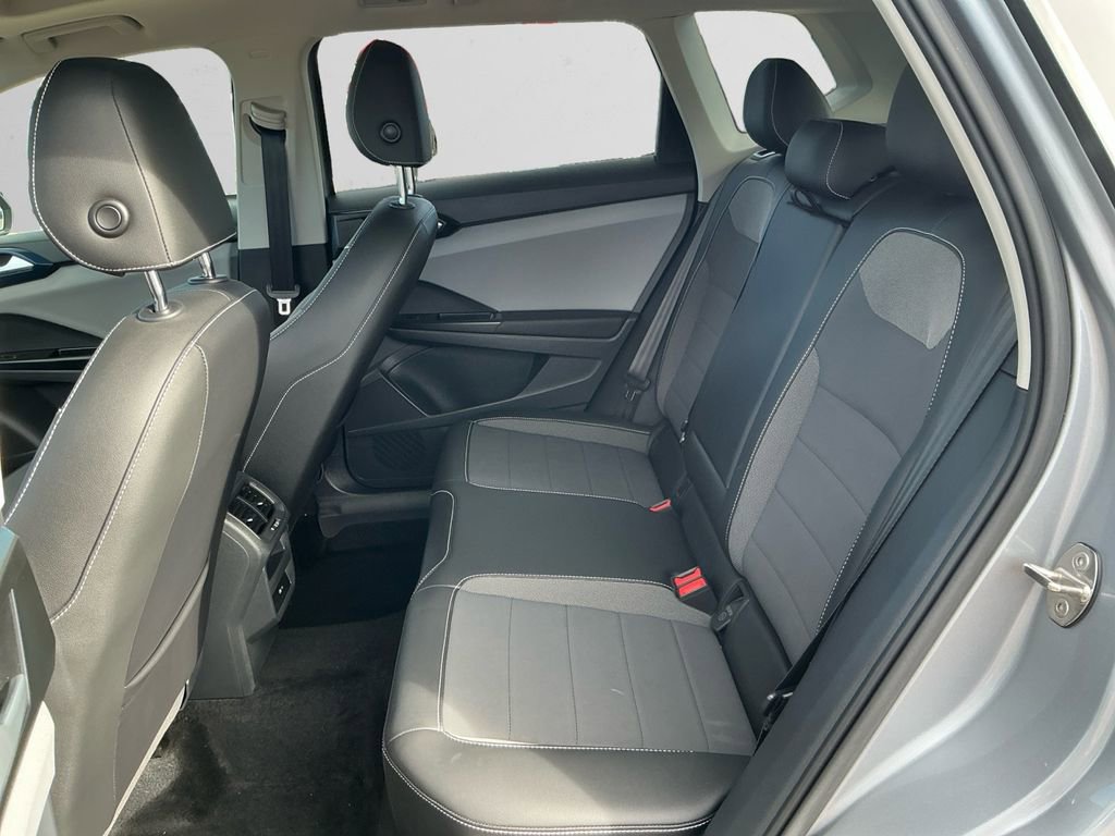 Used 2023 Volkswagen Taos SE w/ Panoramic Sunroof Package image 6