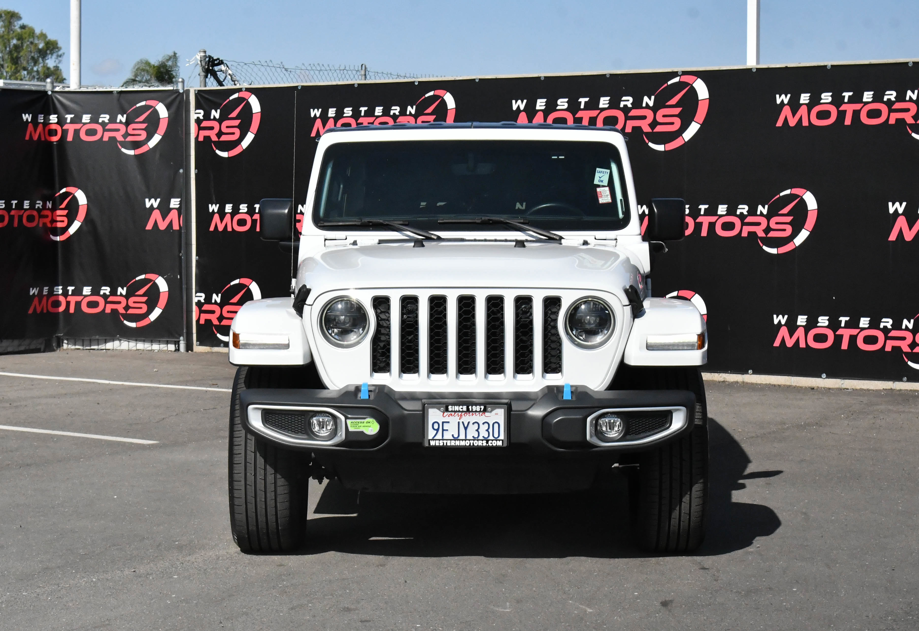 Used 2023 Jeep Wrangler Unlimited Sahara w/ Cold Weather Group AWD/4WD image 2