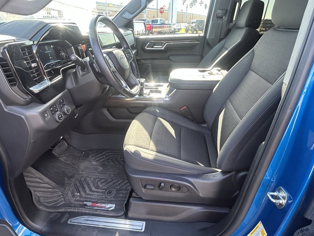 Used 2023 Chevrolet Silverado 1500 LT Trail Boss w/ LPO, Dark Essentials Package image 12