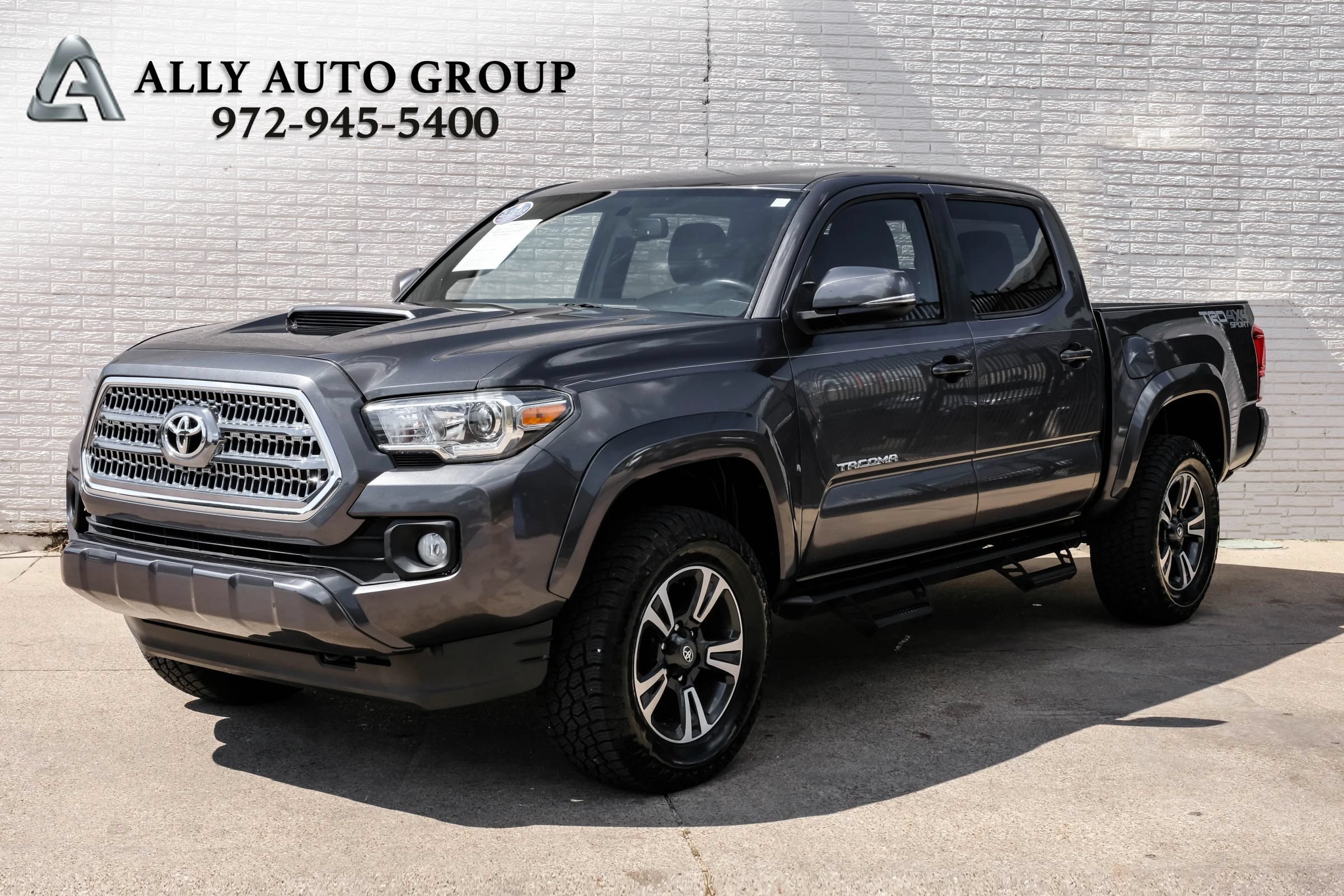 Used 2017 Toyota Tacoma TRD Sport w/ Tow Package (A/T) AWD/4WD image 1