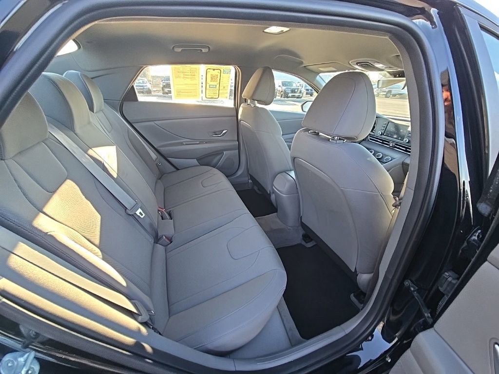 Used 2022 Hyundai Elantra SE image 28