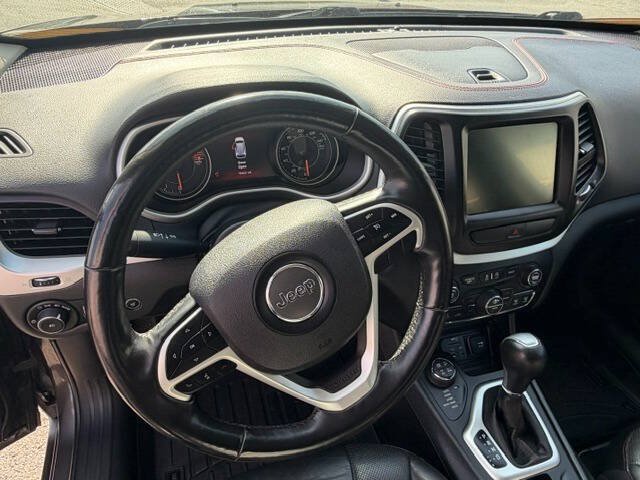 Used 2018 Jeep Cherokee Trailhawk AWD/4WD image 11