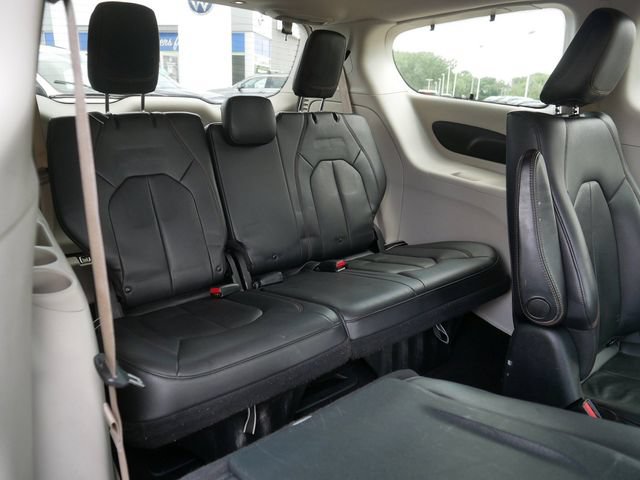 Used 2017 Chrysler Pacifica Premium FWD image 23