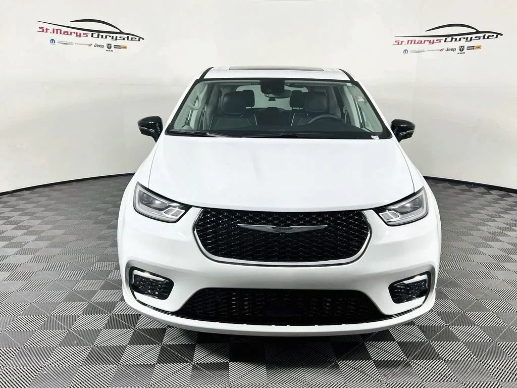 Used 2024 Chrysler Pacifica Limited FWD image 3