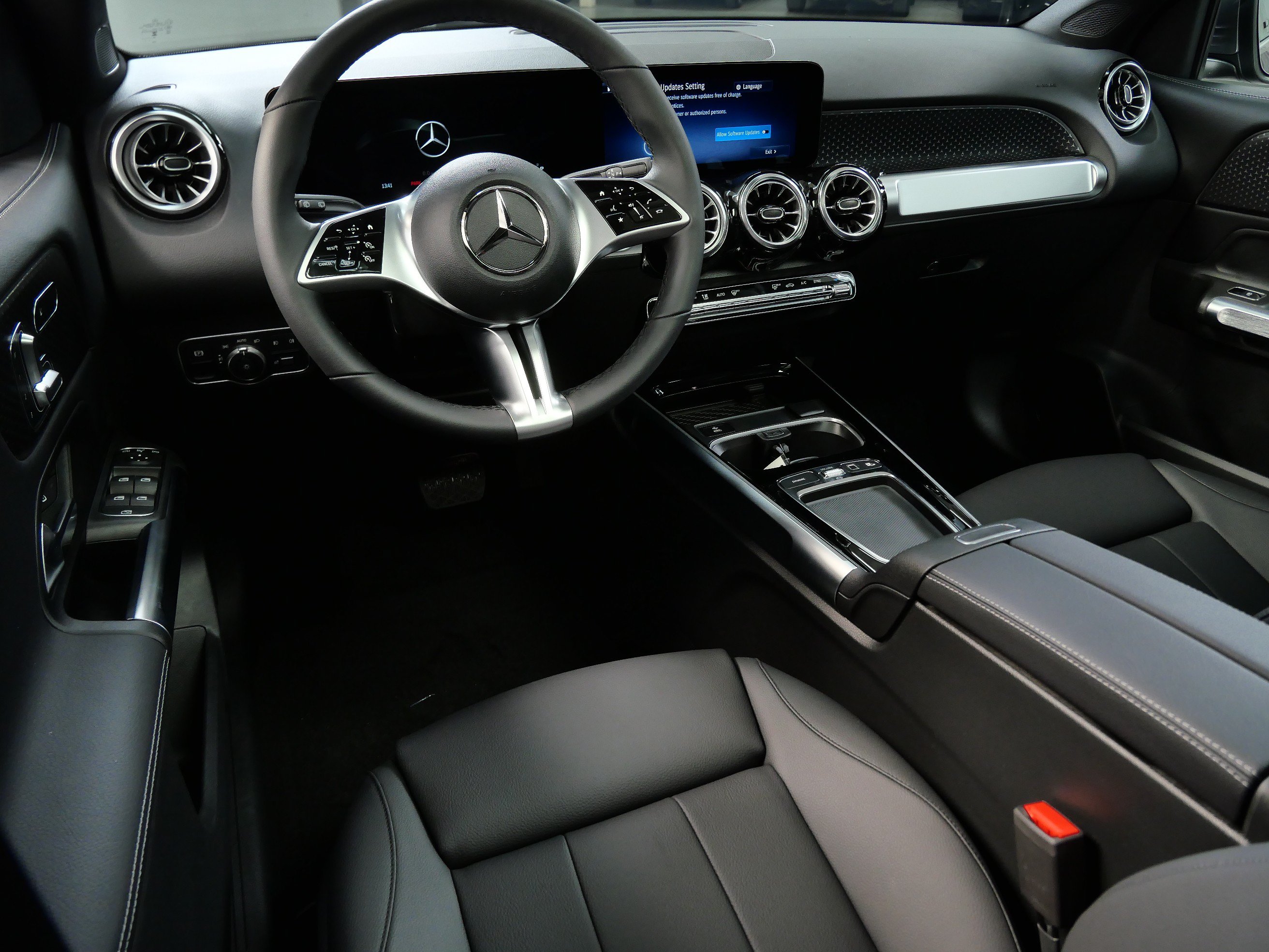 New 2026 Mercedes-Benz GLB 250 4MATIC image 2