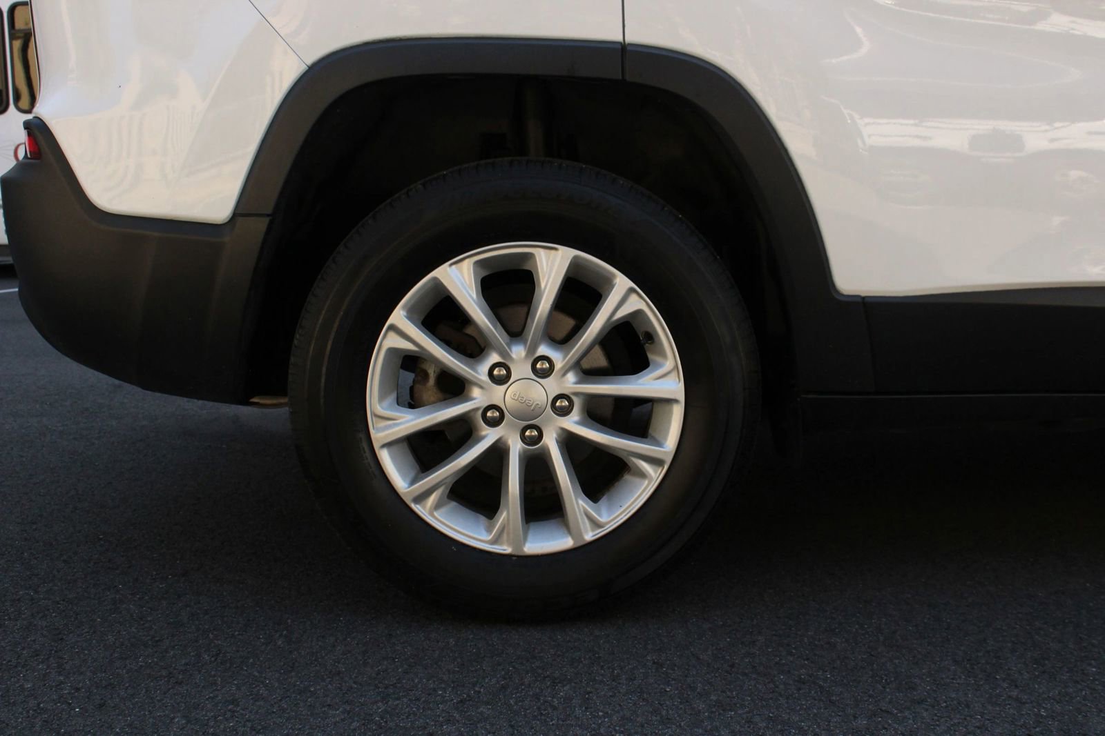 Used 2020 Jeep Cherokee Latitude FWD image 5
