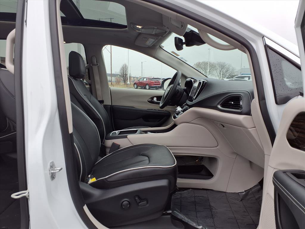 Used 2024 Chrysler Pacifica Limited image 24
