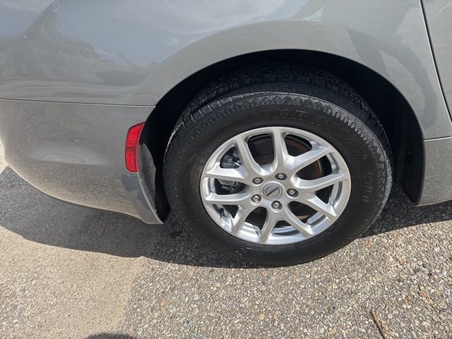 Used 2022 Chrysler Pacifica Touring-L image 12