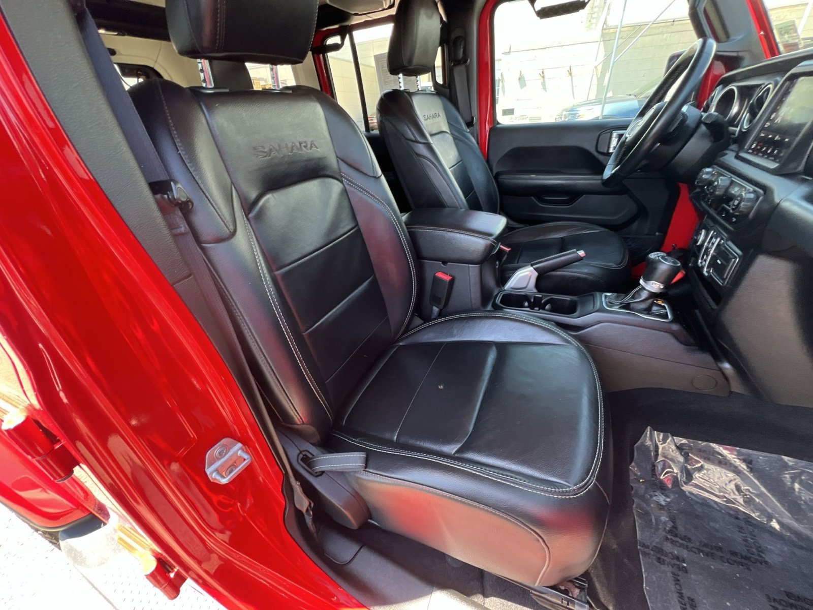 Used 2018 Jeep Wrangler Unlimited Sahara w/ Dual Top Group AWD/4WD image 33